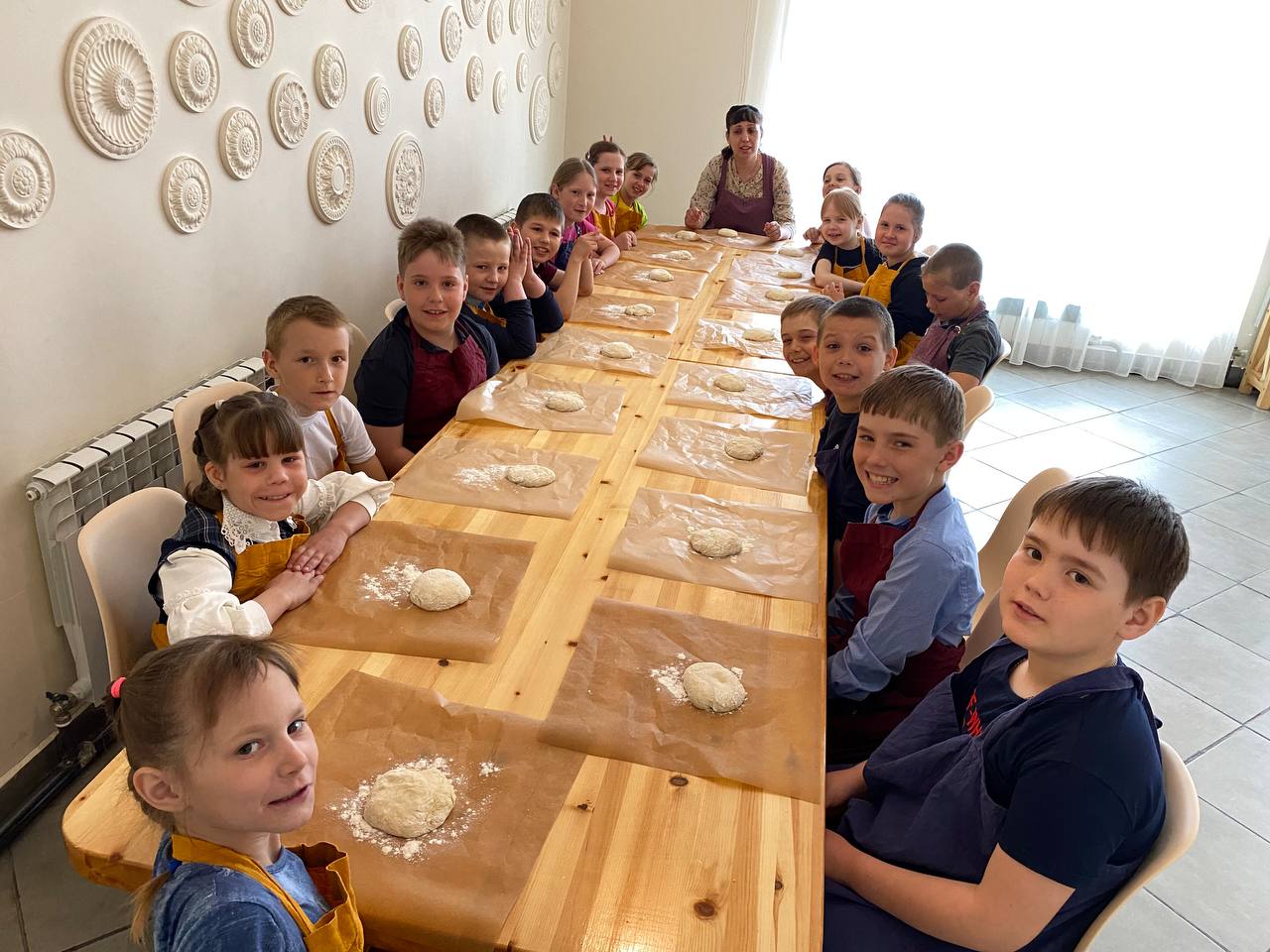 12 мая обучающиеся  2-3 класса в сопровождении Ольги Александровны  Черепановой и Анастасии Олеговны Бояршиной побывали на мастер-классе в  кулинарной  студии «CARAMEL»