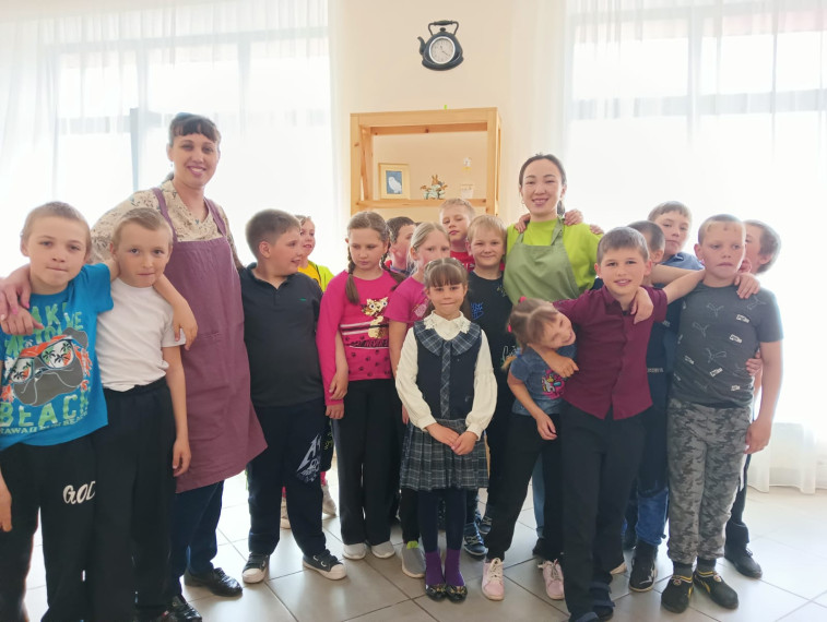 12 мая обучающиеся  2-3 класса в сопровождении Ольги Александровны  Черепановой и Анастасии Олеговны Бояршиной побывали на мастер-классе в  кулинарной  студии «CARAMEL».